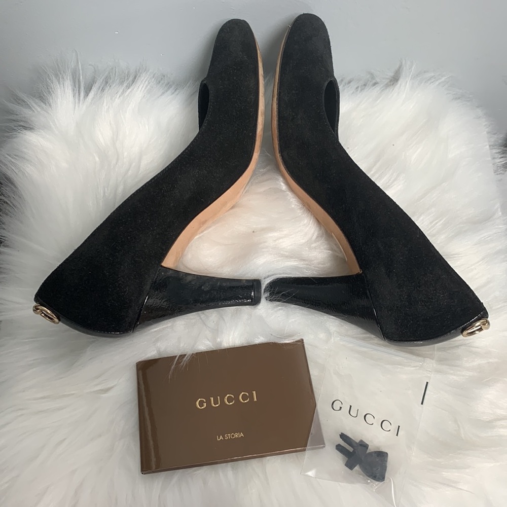 Authentic Gucci black suede pumps with gold decal - Picture 15 of 17